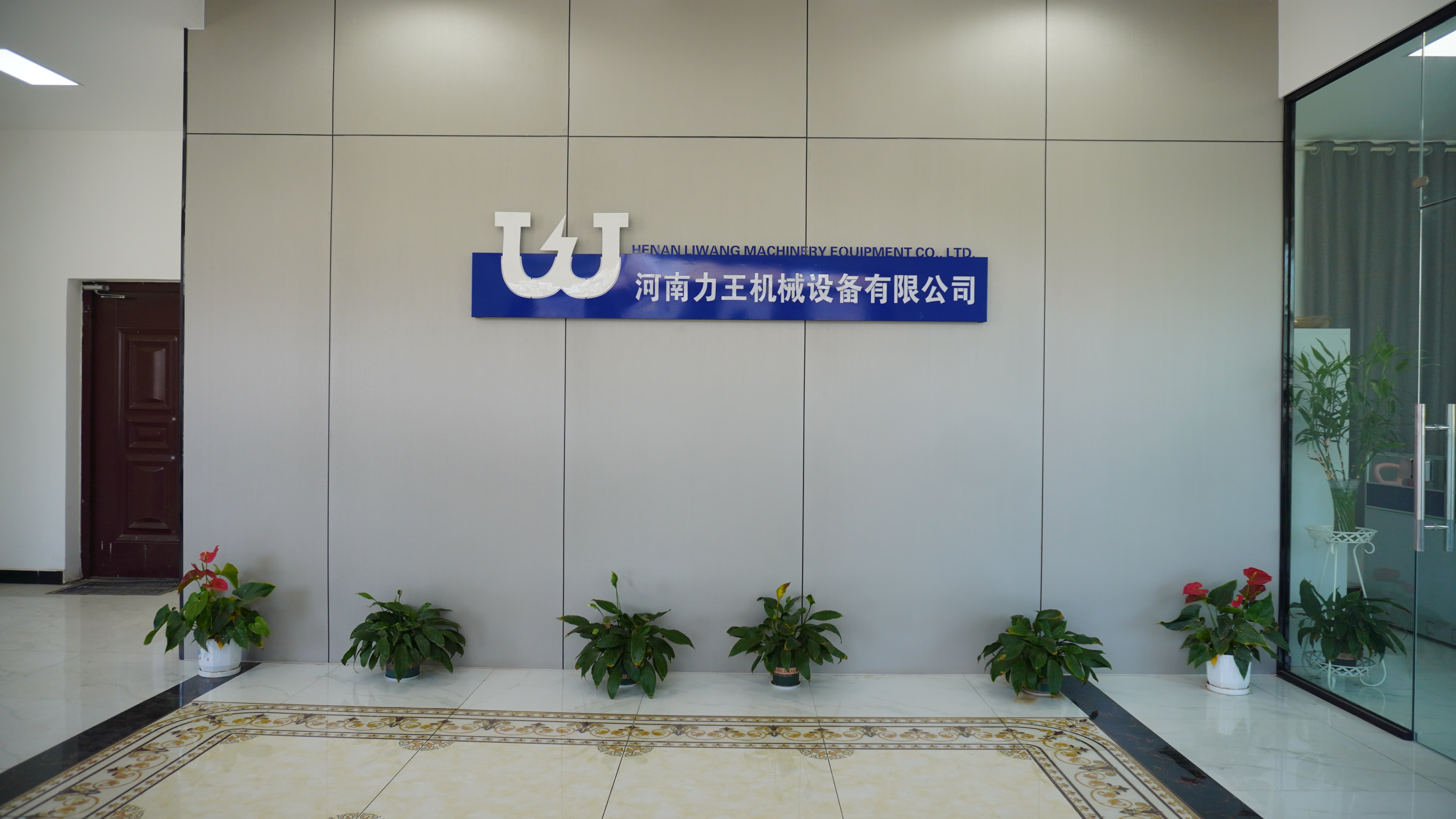 在食用菌产业蓬勃发展的当下，自动套袋套环盖盖机成为提升生产效率和品质的关键设备。河南力王机械设备有限