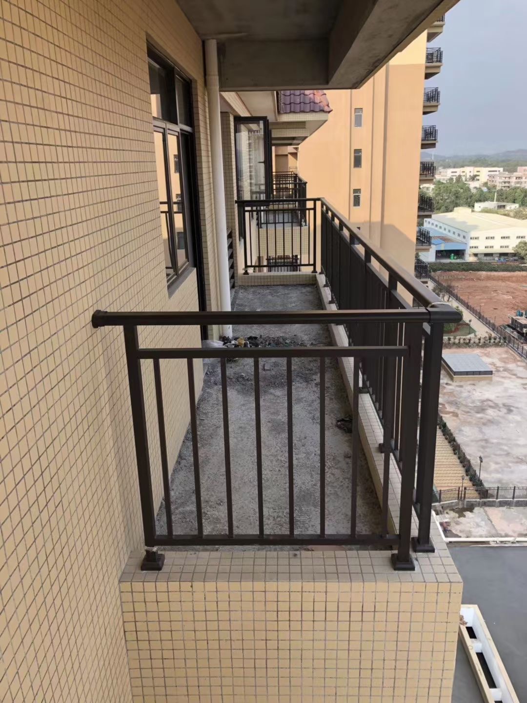 如何挑选靠谱的玻璃阳台护栏厂家？润意达口碑好