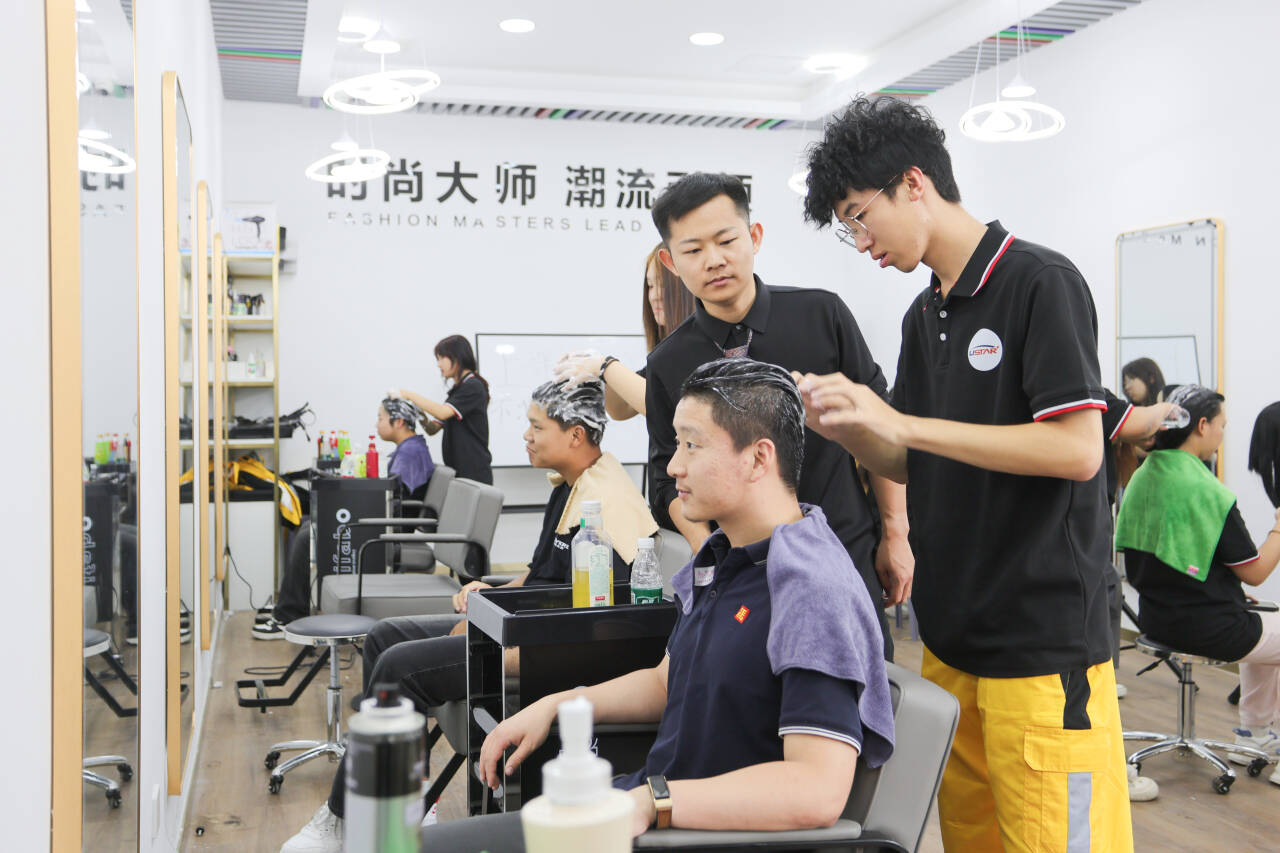 2025年化妆师培训机构排名：化妆师培训机构学费要多少