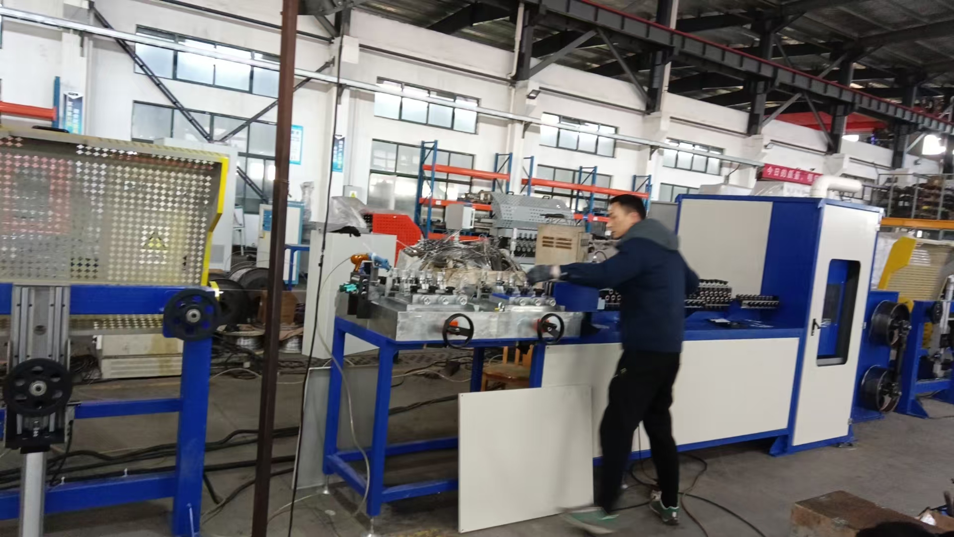 在金属线材加工领域，拉丝设备是至关重要的一环，它能将金属线材拉制成更细、符合客户需求规格的线材，为后
