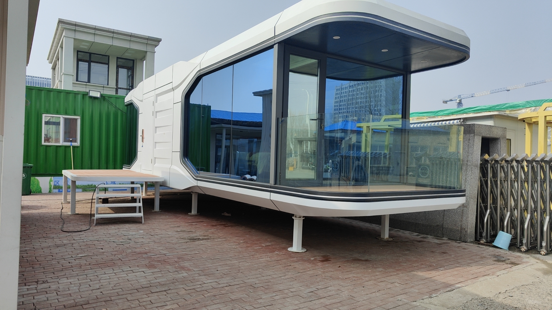 景区住宿新选择：盛龙华太空舱厂家，型号覆盖豪华版与标准版，俄罗斯项目案例分享