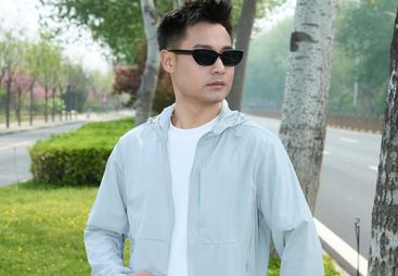 如何选择靠谱的科技公司工装定制，七七团体服口碑好吗
