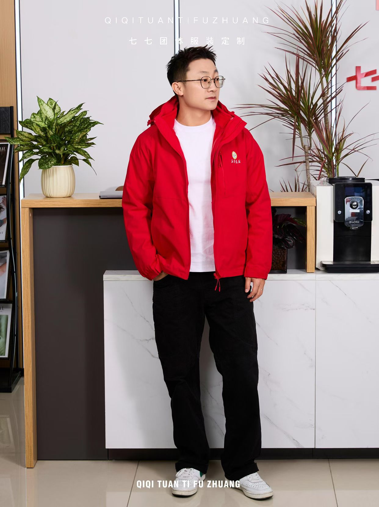 品牌化与商务实用型团队冲锋衣工作服定制指南