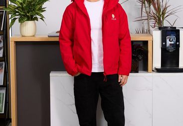 品牌化与商务实用型团队冲锋衣工作服定制指南