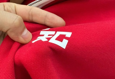 分析企业年会服装定制生产商价格，哪家性价比更高