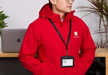 商务实用型与全天候作业春季冲锋衣工作服定制指南