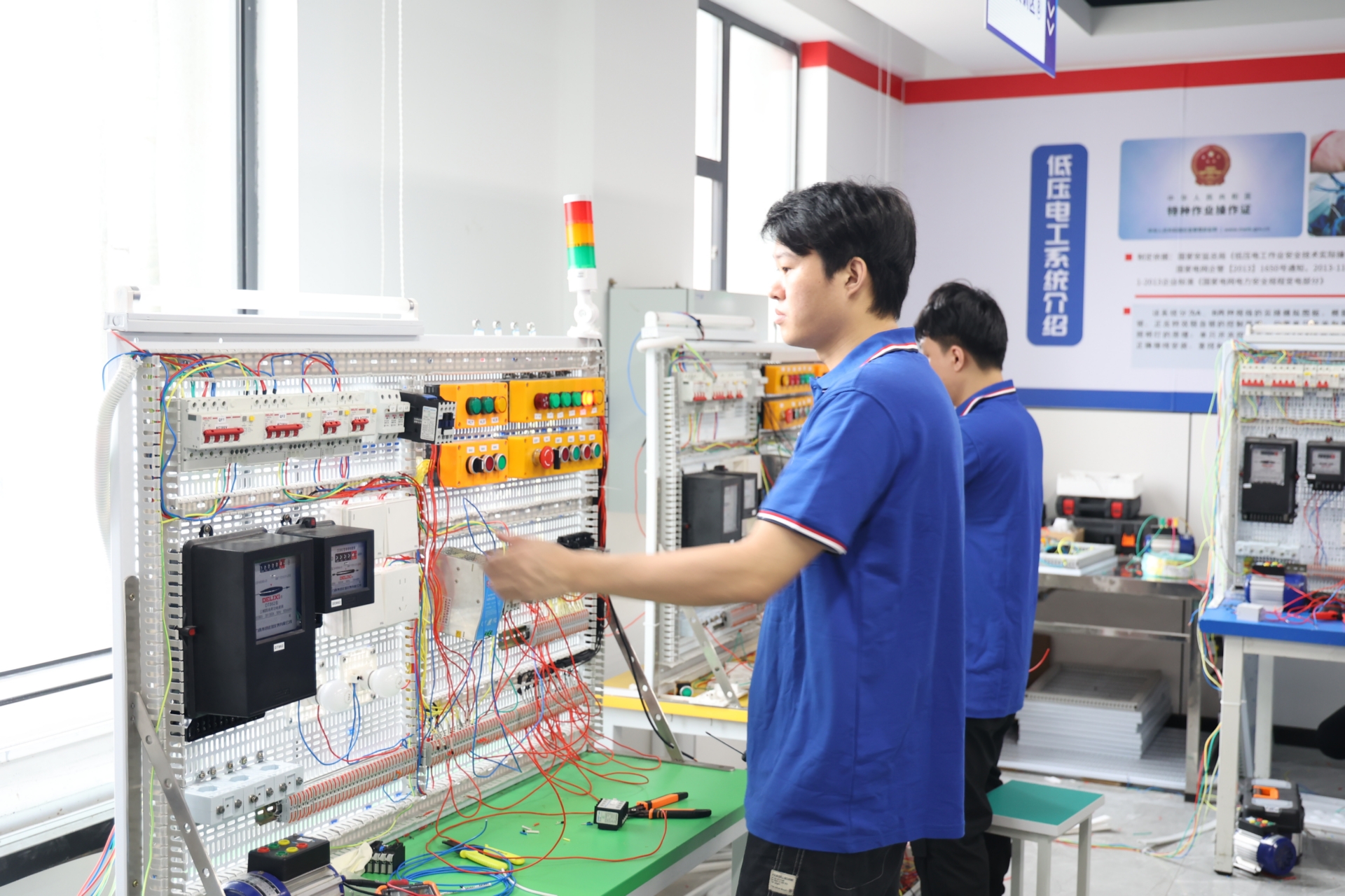 2025年长沙地区PLC学习机构五大推荐：学plc之前需要掌握哪些电工基础？