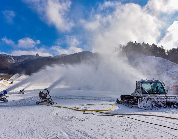 节能型造雪机选购指南：来图定制，为戏雪乐园添彩