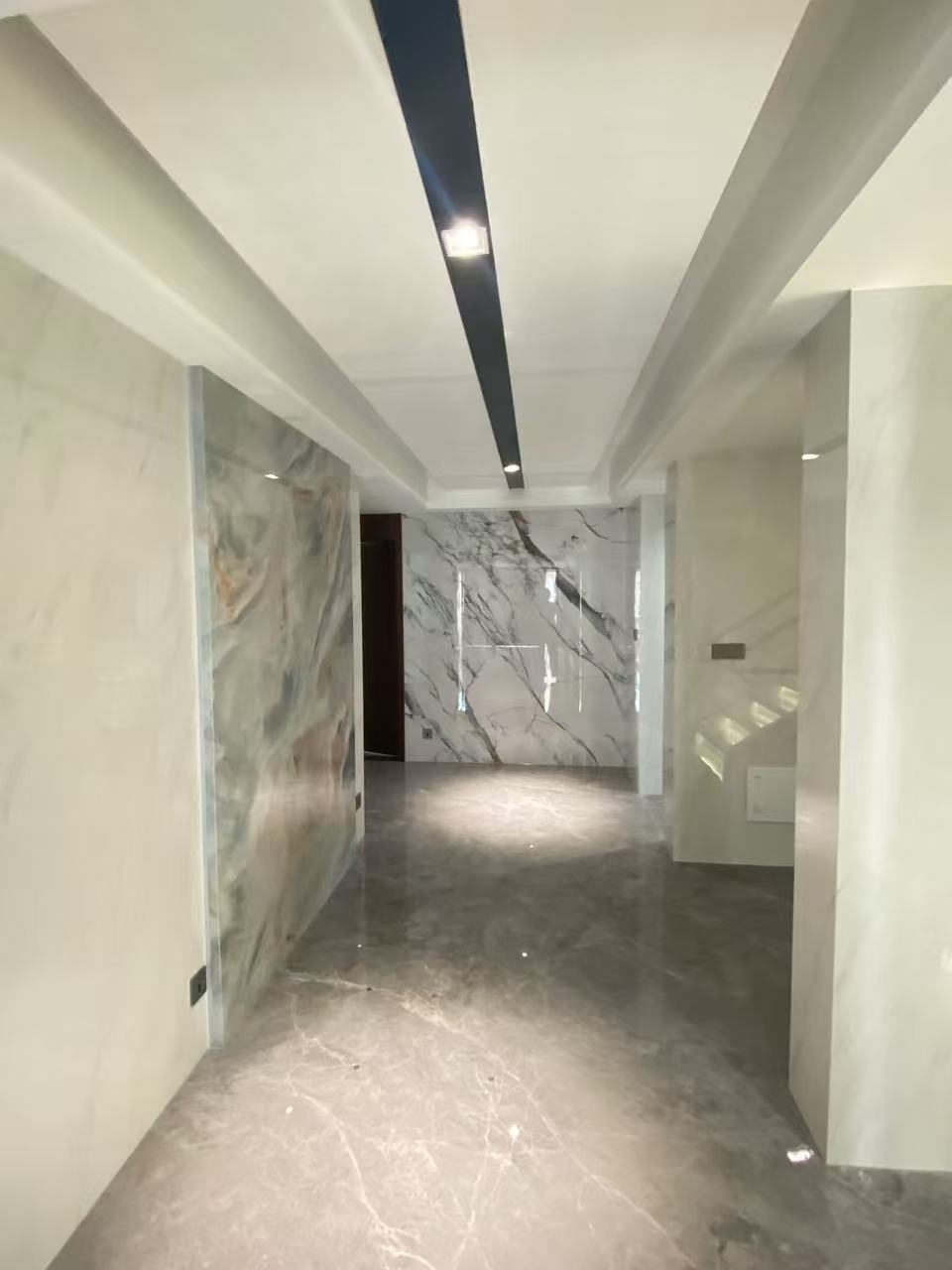 探讨全屋岩板定制，万石瓷砖岩板在泉州地区性价比高吗？