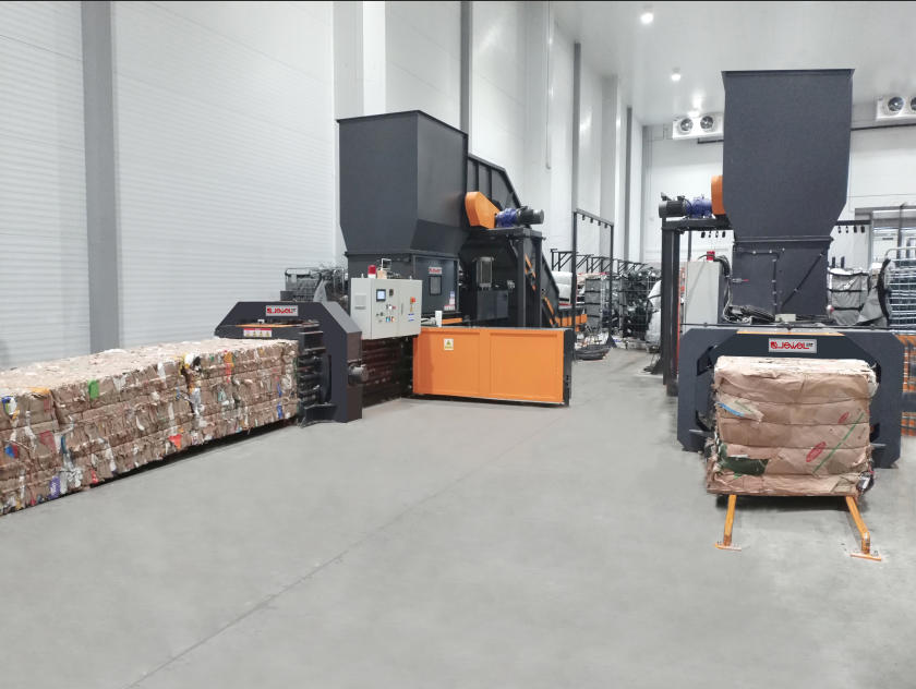 在铝箔行业，金属打包机是处理废料、实现资源回收利用的关键设备。南通佳宝机械有限公司作为铝箔行业金属打