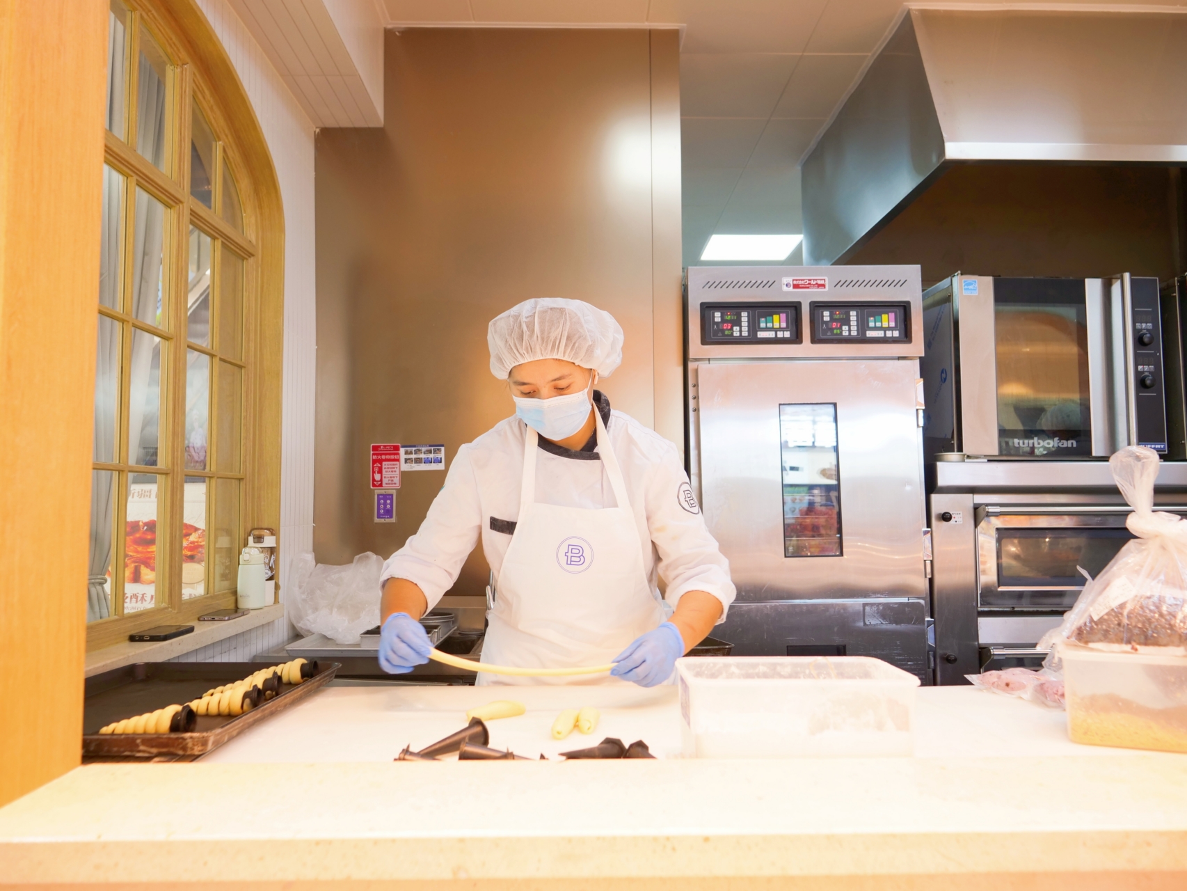 2025年新疆西点烘焙学校排名，新疆欧米奇教学设备怎么样?