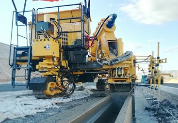 2026年河南路缘石滑模机厂家实力参考，给工程队买设备推荐哪家企业