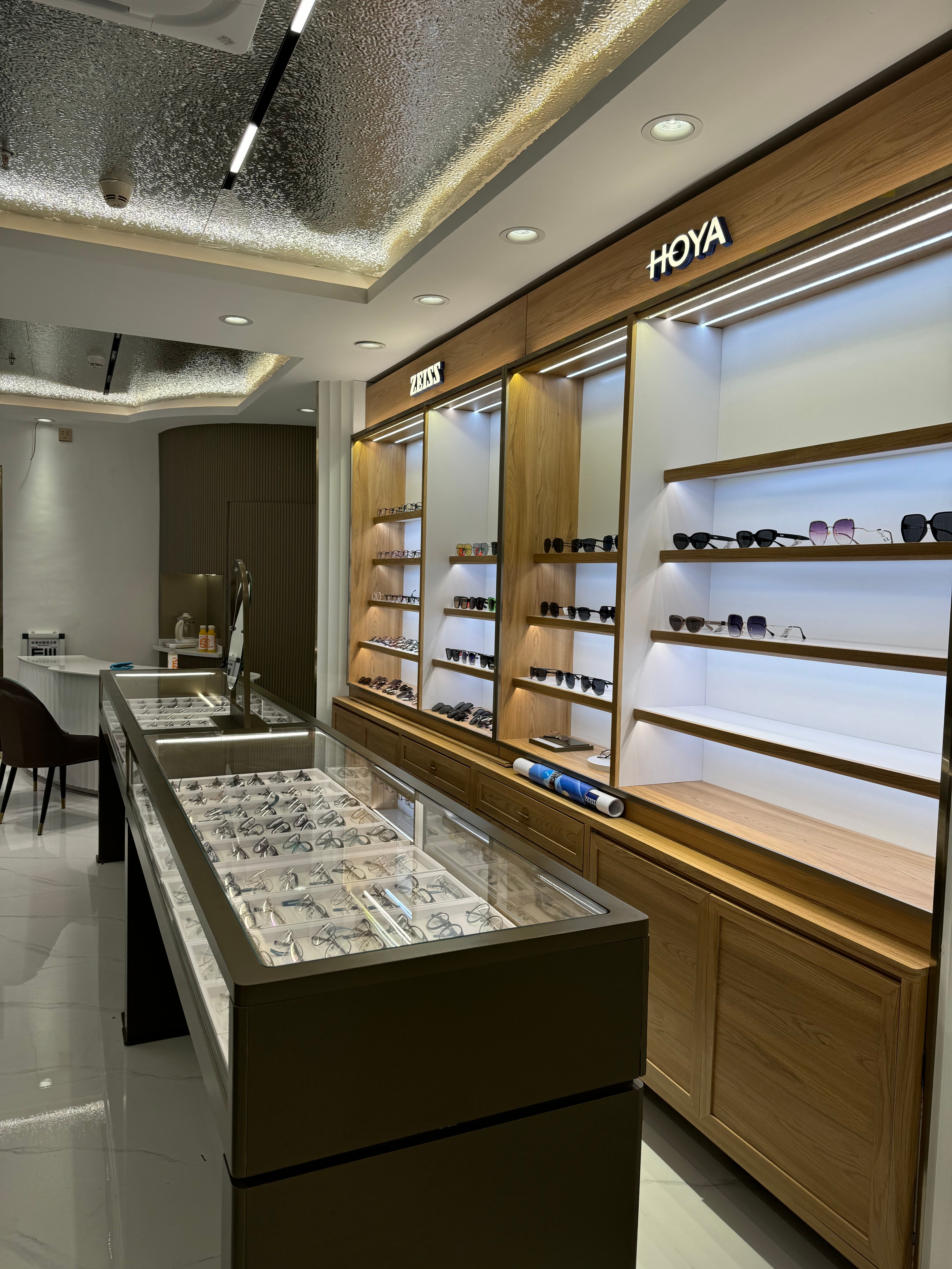 分析福田在业内有知名度的眼镜店，价格区间是多少