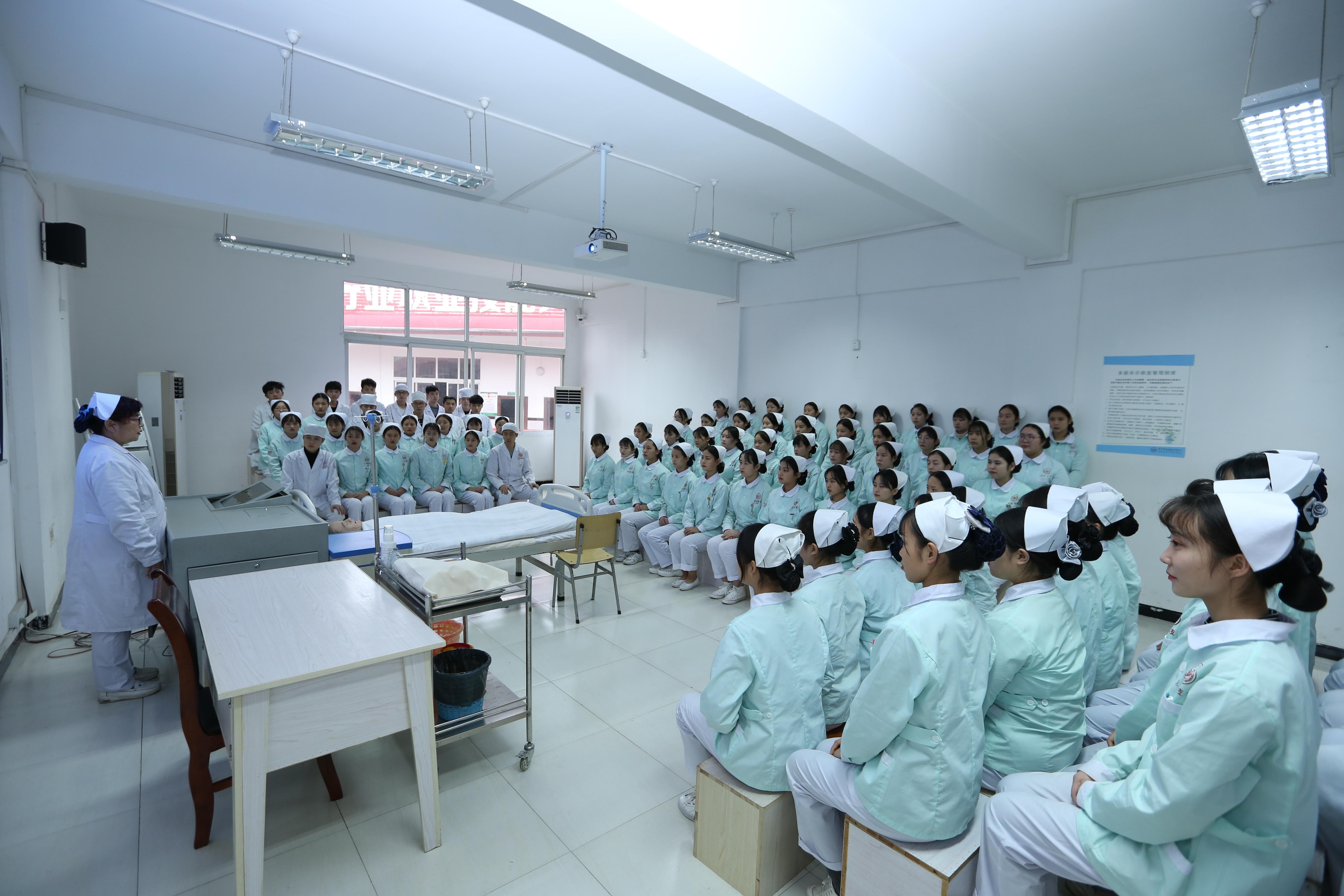 选择重庆护理学校，哪家口碑和性价比更出色