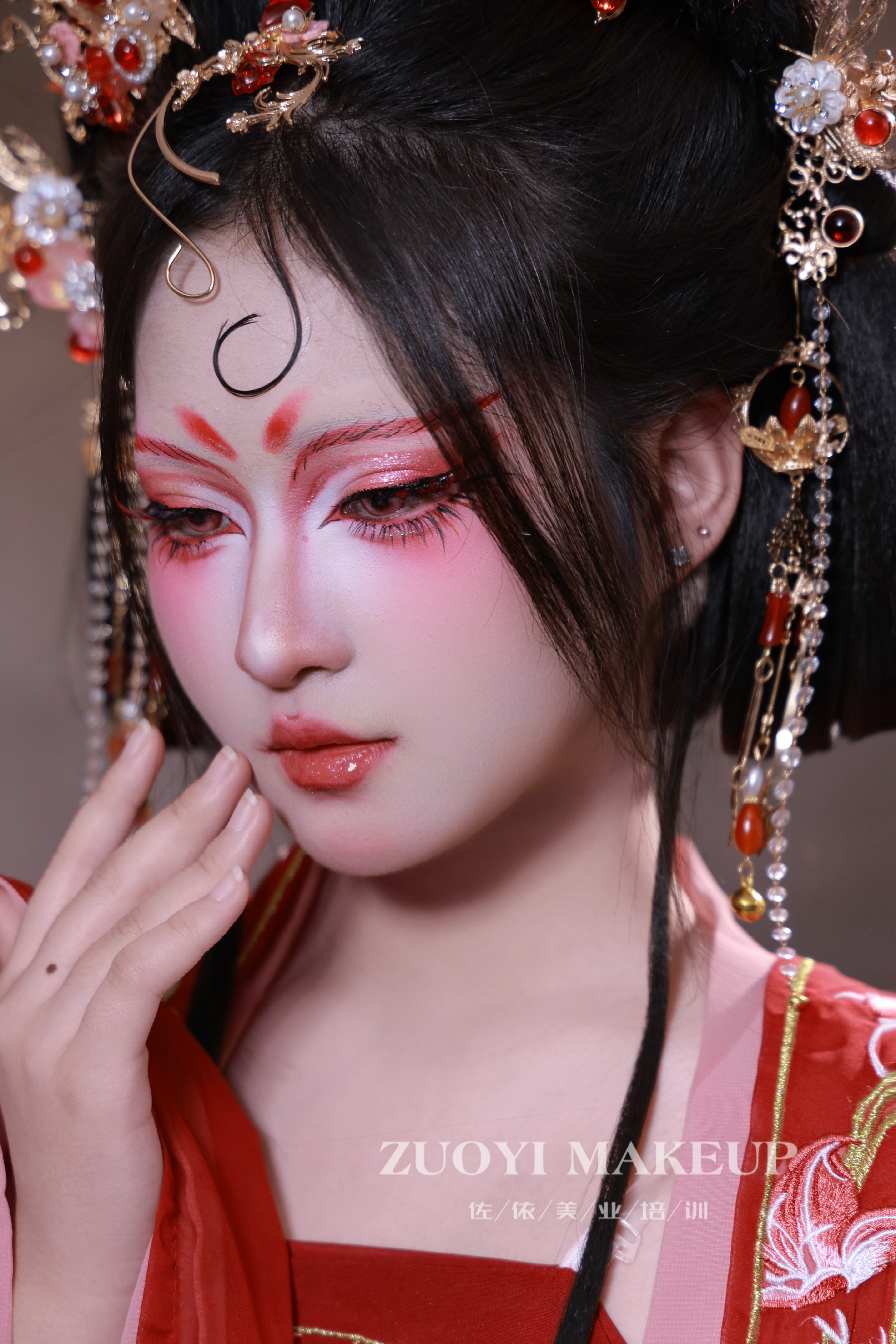 哪家化妆培训学院好，佐依美妆教育衢州校区如何