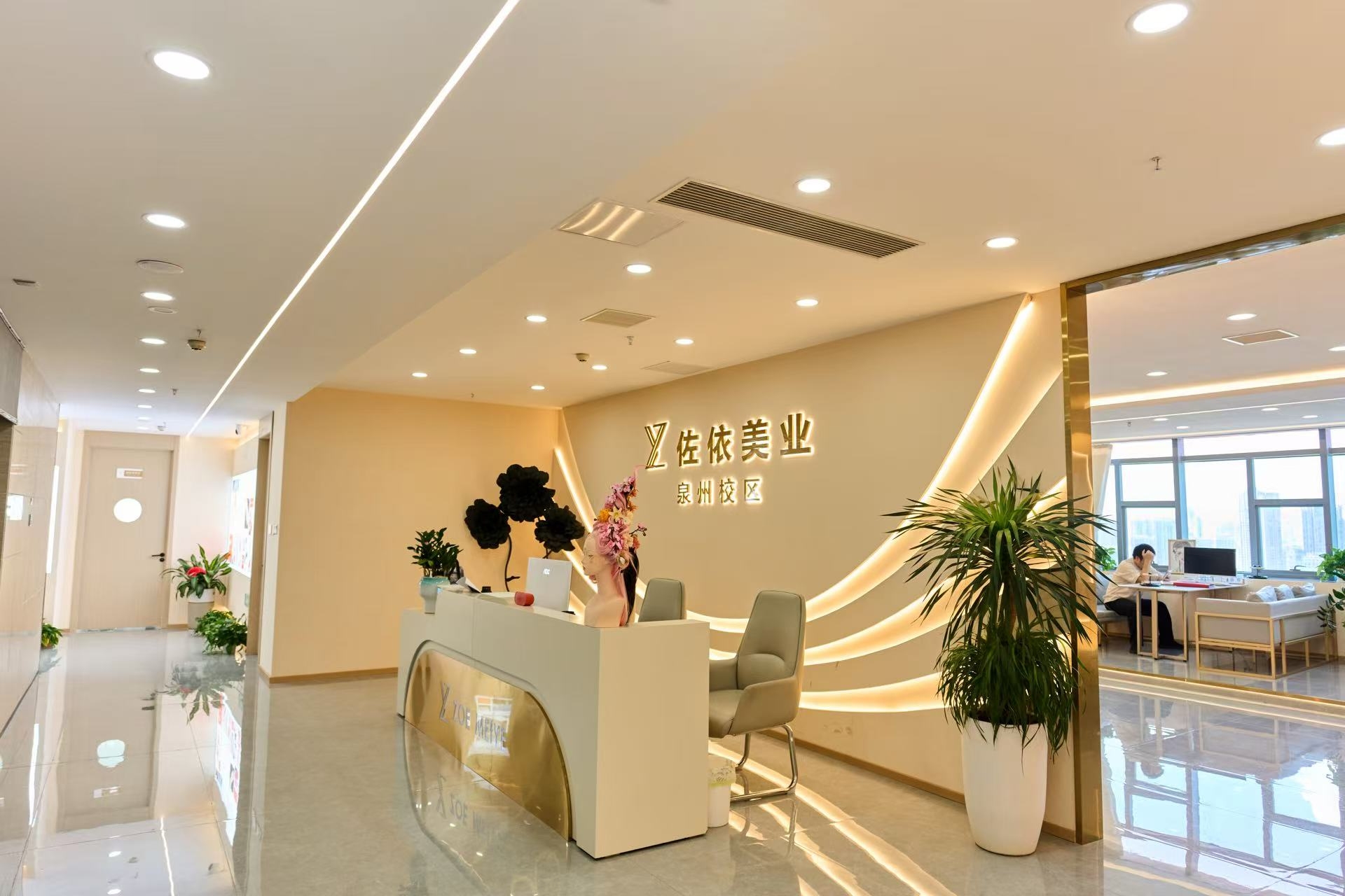 佐依美妆教育泉州校区美容美体培训怎么样，价格贵不贵？