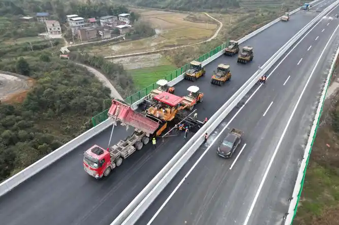 西安乡村公路拓宽施工单位哪家好?选岳霆建设