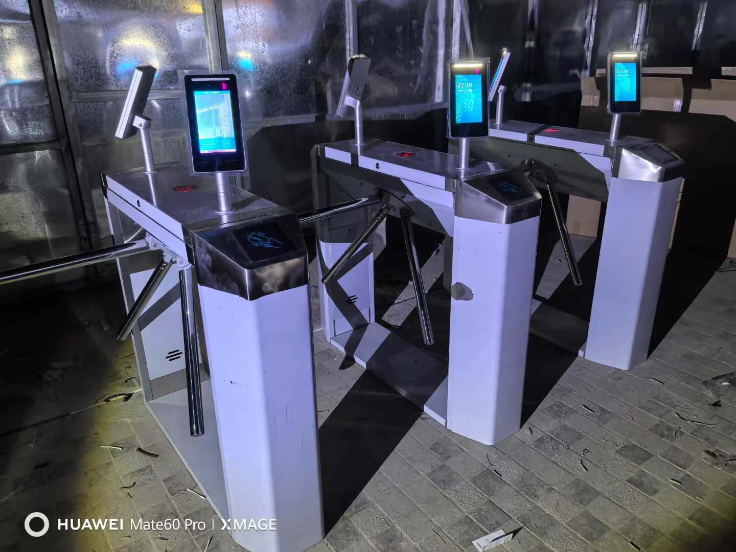 如何评估靠谱的人行通道闸定制厂家，转闸、摆闸等性能分析