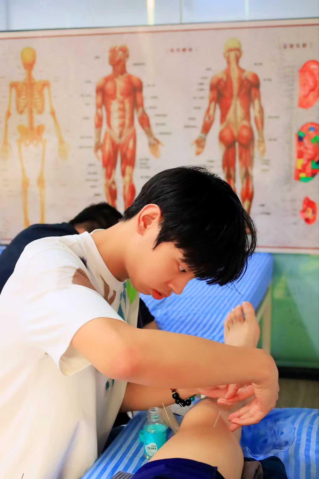 探讨针灸培训中心收费，哪家更实惠？