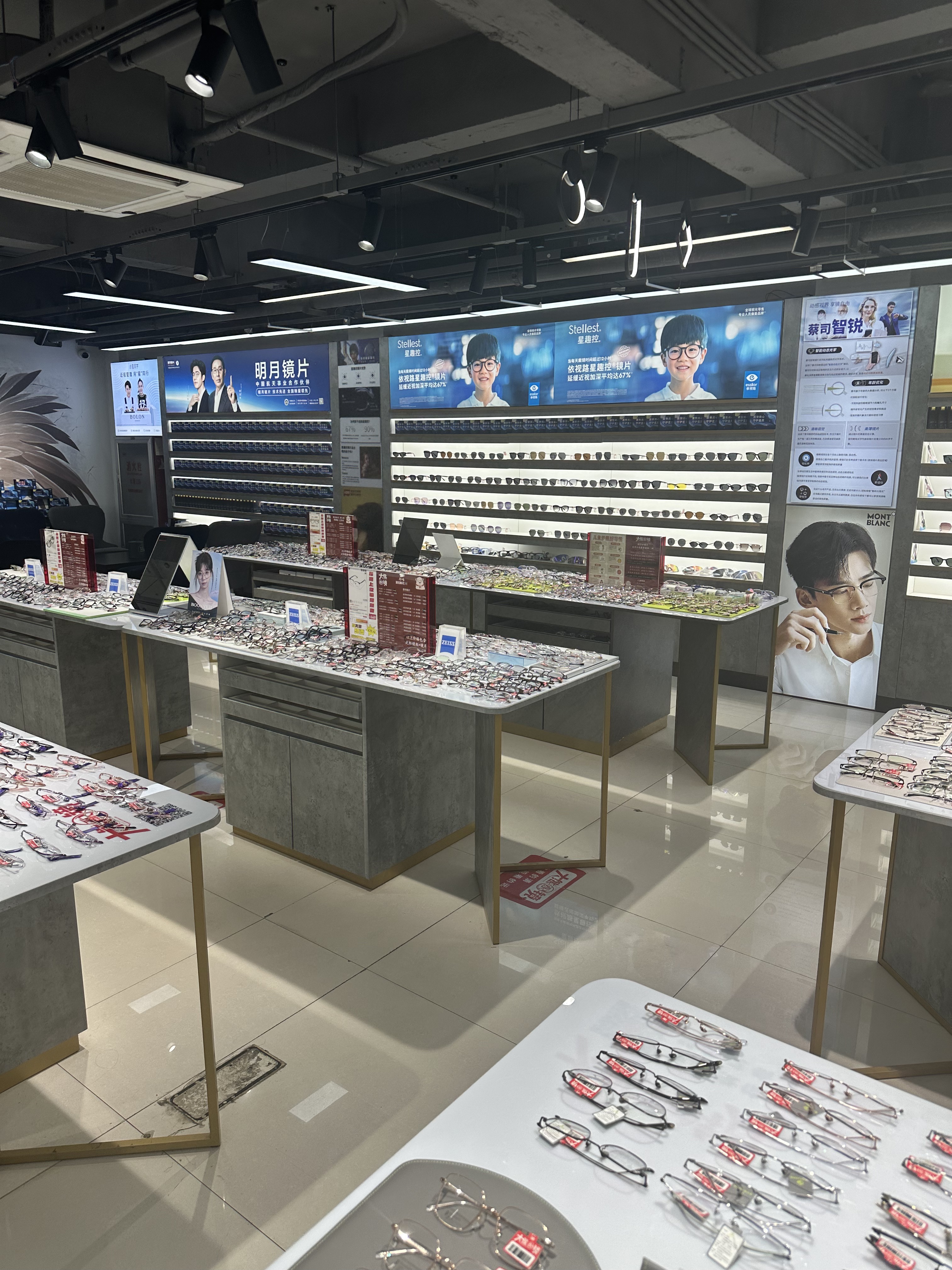 配尼康镜片门店哪家性价比高？大熊眼镜来解惑