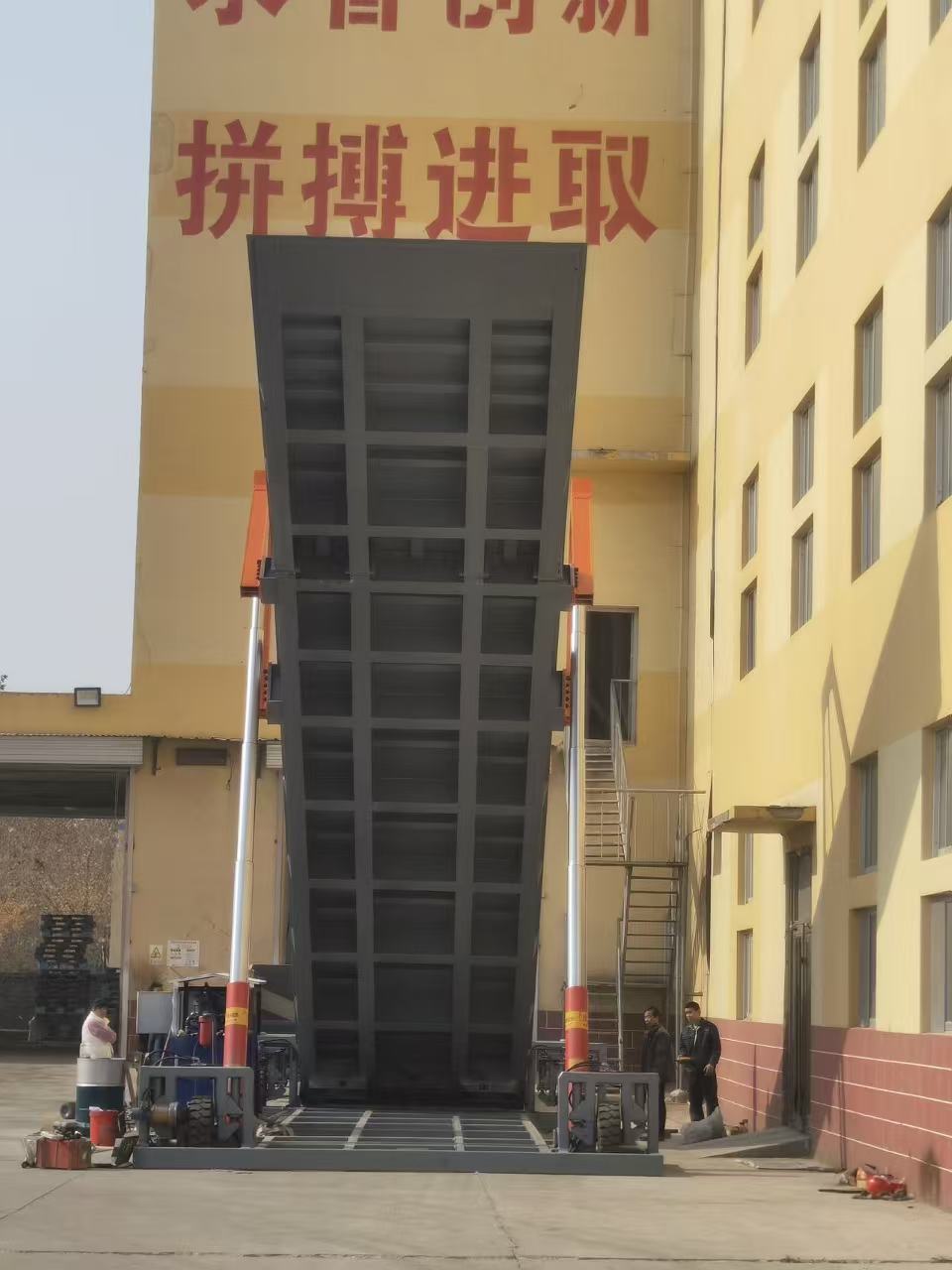 一文读懂：能做150吨新能源自行走式液压翻板的厂家