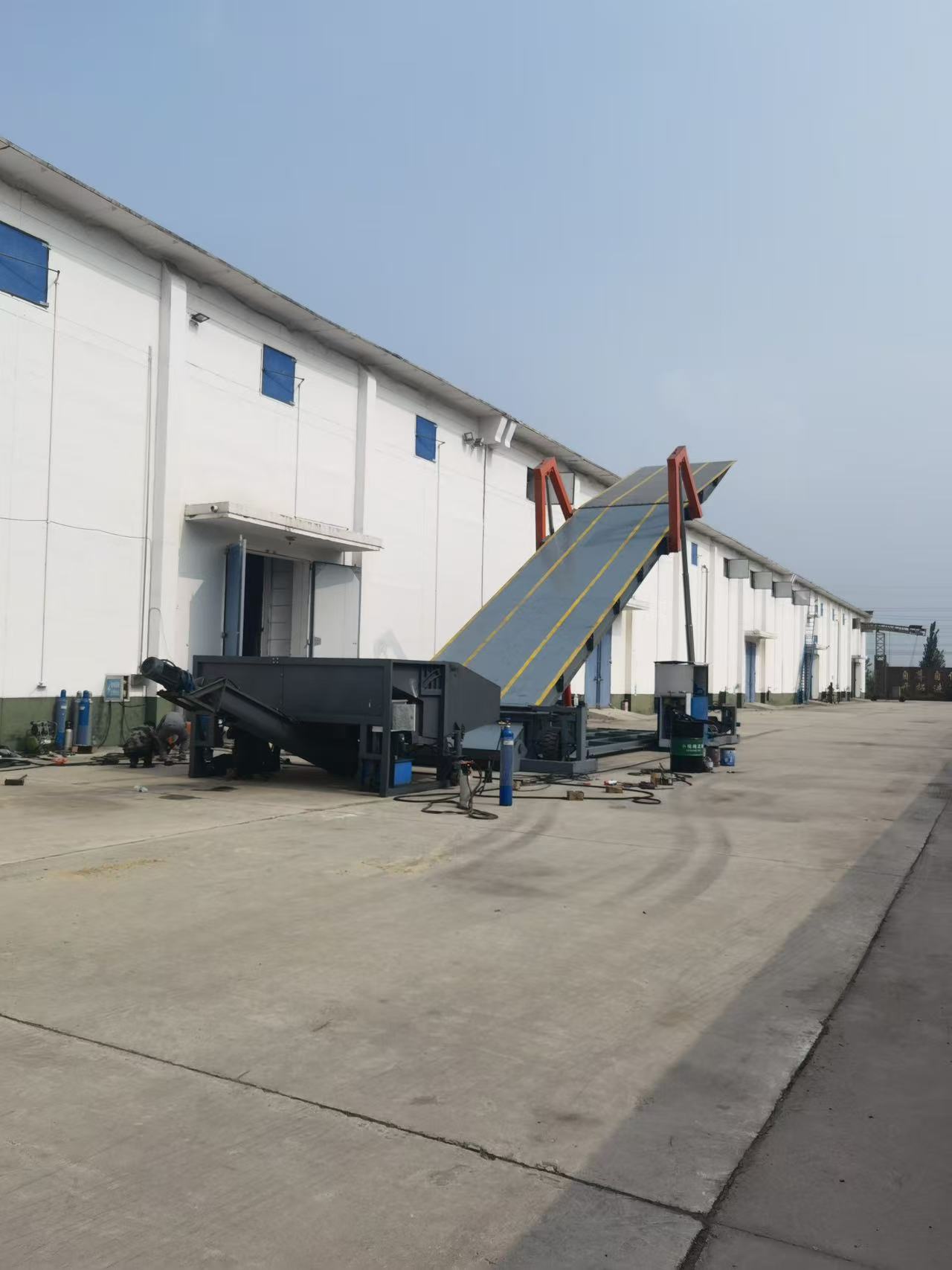 选购新能源自行走式液压翻板指南，靠谱厂家光宇工贸