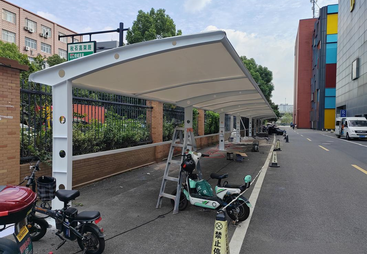义乌膜结构电瓶车停车雨棚，使用寿命与质保条款详解