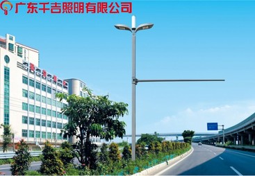 新建机场道路项目，预埋基础配套的交通综合杆怎么选