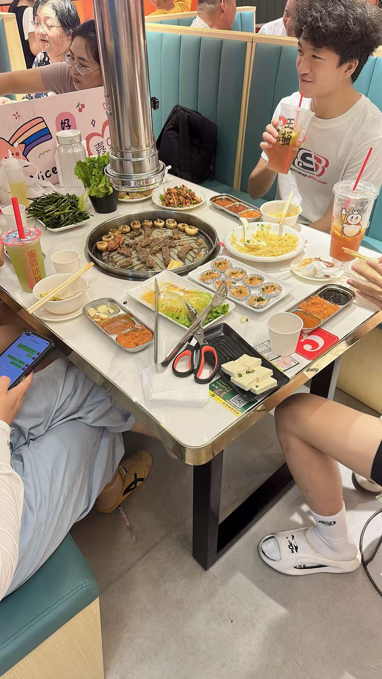 在伍家岗想吃烤肉，满仔烤肉店提供多种菜品和差异化服务