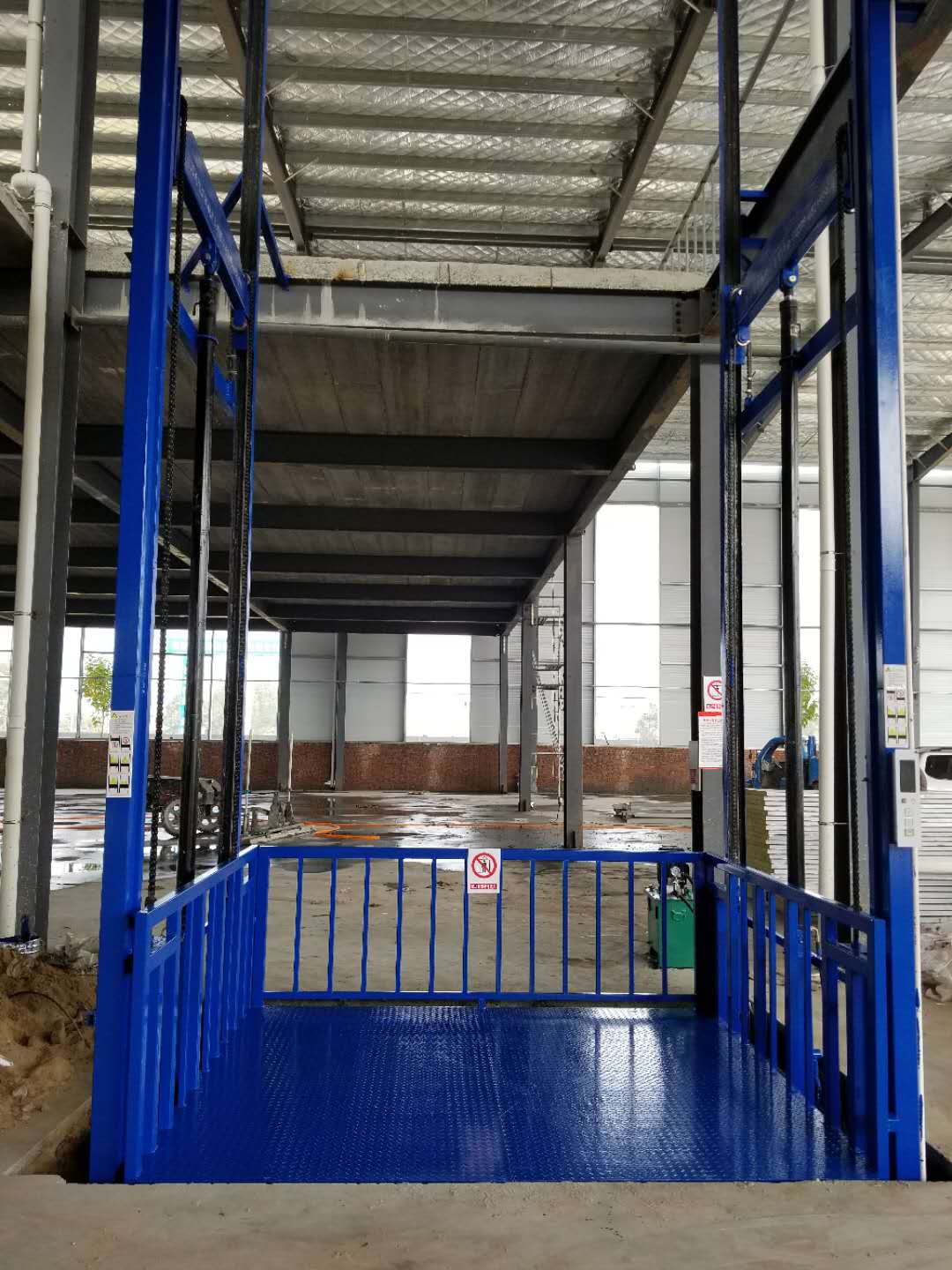河南液压升降货梯哪家好？1-3吨载货电梯，工厂车间楼层转运，厂家直销保障