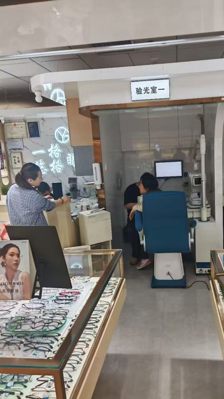 控优点镜片品牌眼镜店客户口碑力荐