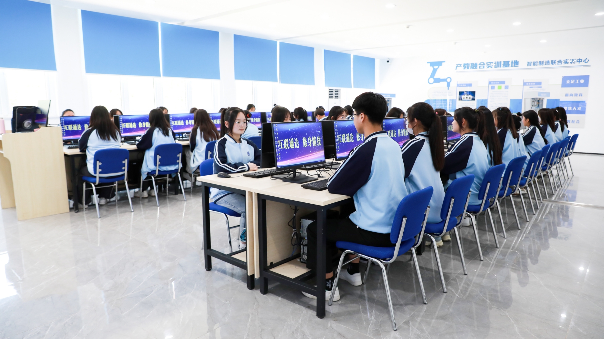 安徽新华电脑专修学院，中等职业学校中的佼佼者