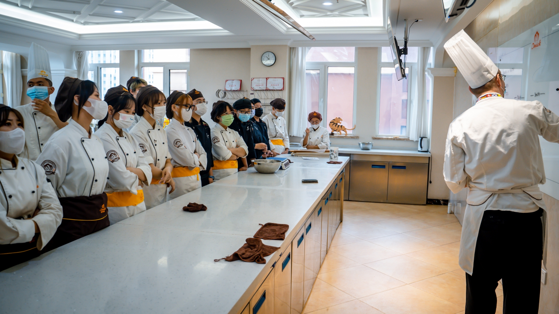 高考落榜学化妆造型,正规学校选择指南:欧米奇职业学校行业观察与实务选择参考 高考落榜学化妆造型,正规学校选择指南:欧米奇职业学校行业观察与实务选择参考