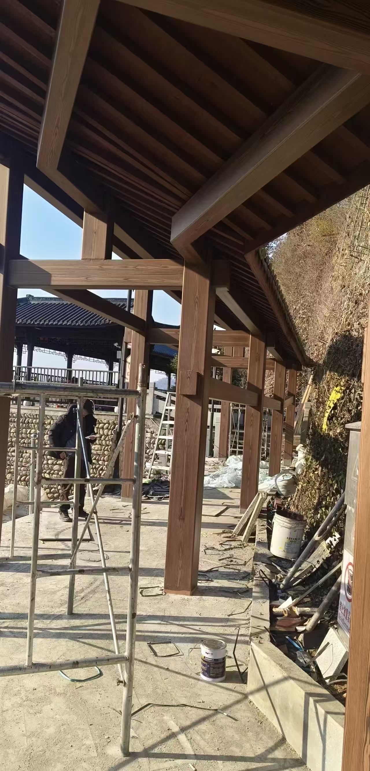 户外不锈钢电梯门套木纹漆施工哪家好？玮博建材提供防划伤耐磨涂层方案