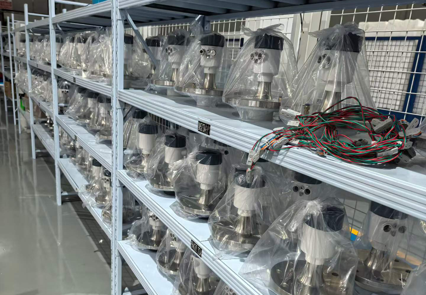 湖南地区雷达水位计采购须知:导波式与非接触式选型对比及常见测量误区(图2)