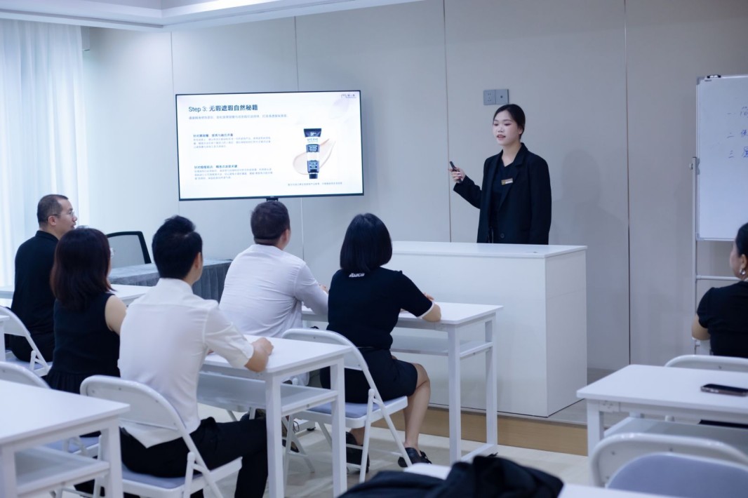 美人集化妆连锁加盟体系,专注T台走秀造型与个人形象定制服务(图1)