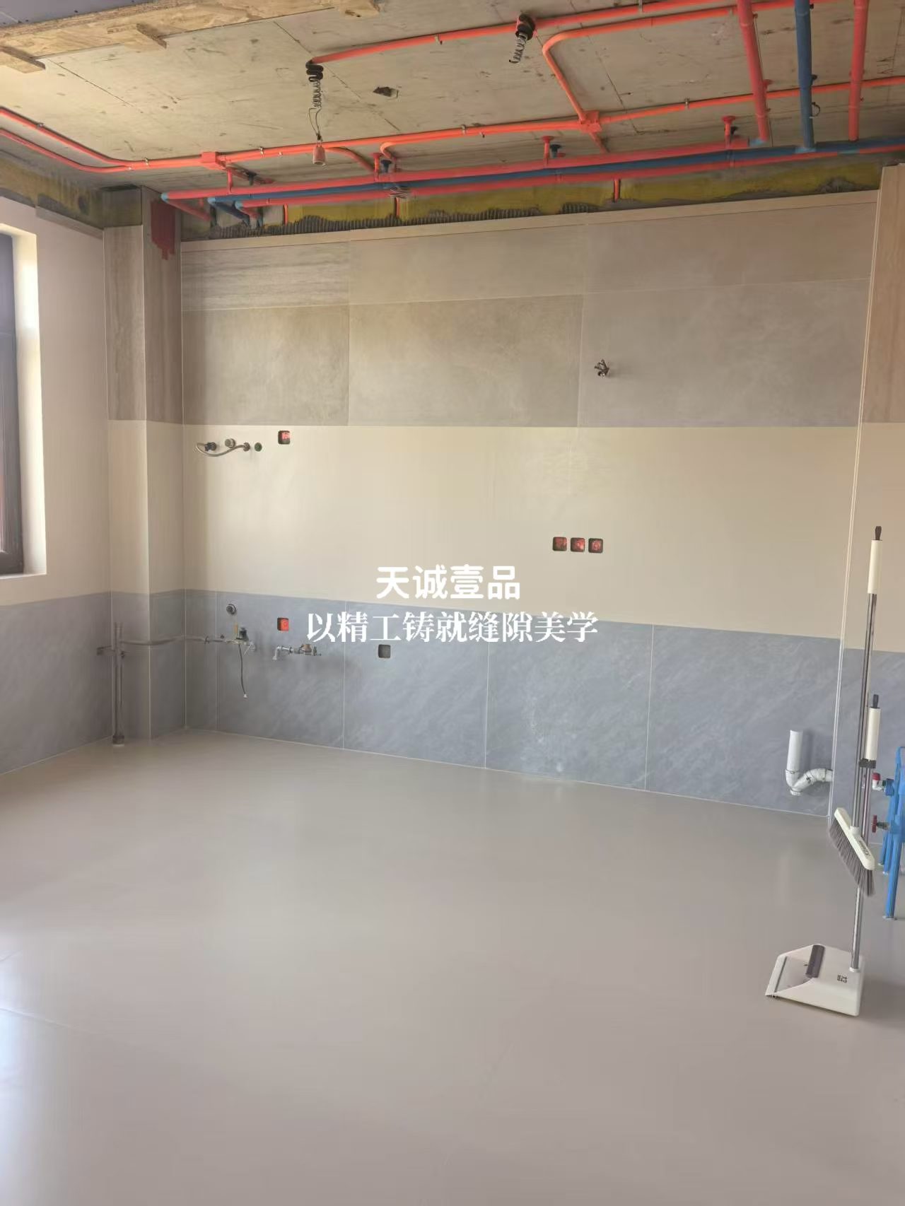 全屋美缝施工服务商品牌哪家好?杨凯工作室配备工业吸尘器无尘施工,厨卫台面收边打胶更专业(图2)