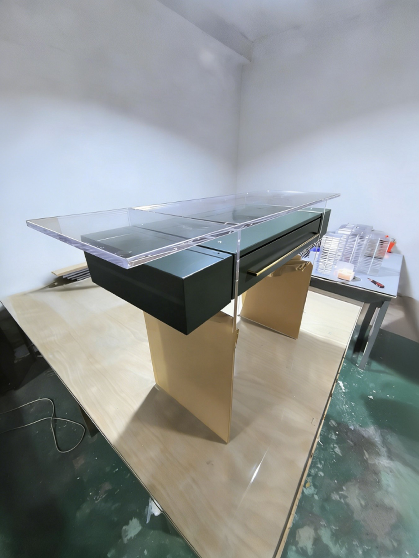广东口碑好的专柜亚克力展示架源头生产厂家,佛山标徕塑胶制品合作实力参考(图1)