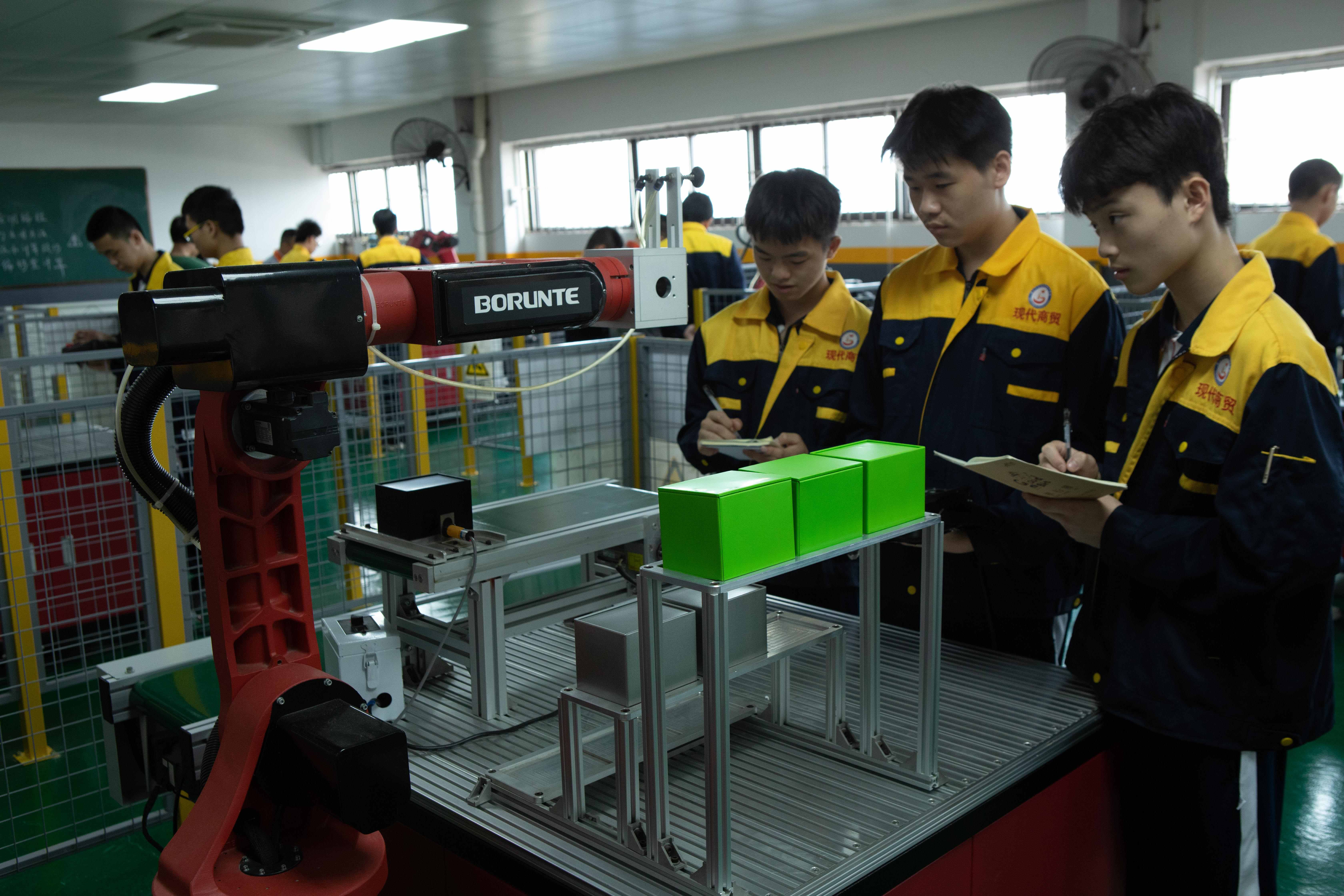 找工业机器人校企合作实施单位？看这份共建方案评审要点与价格行情汇总