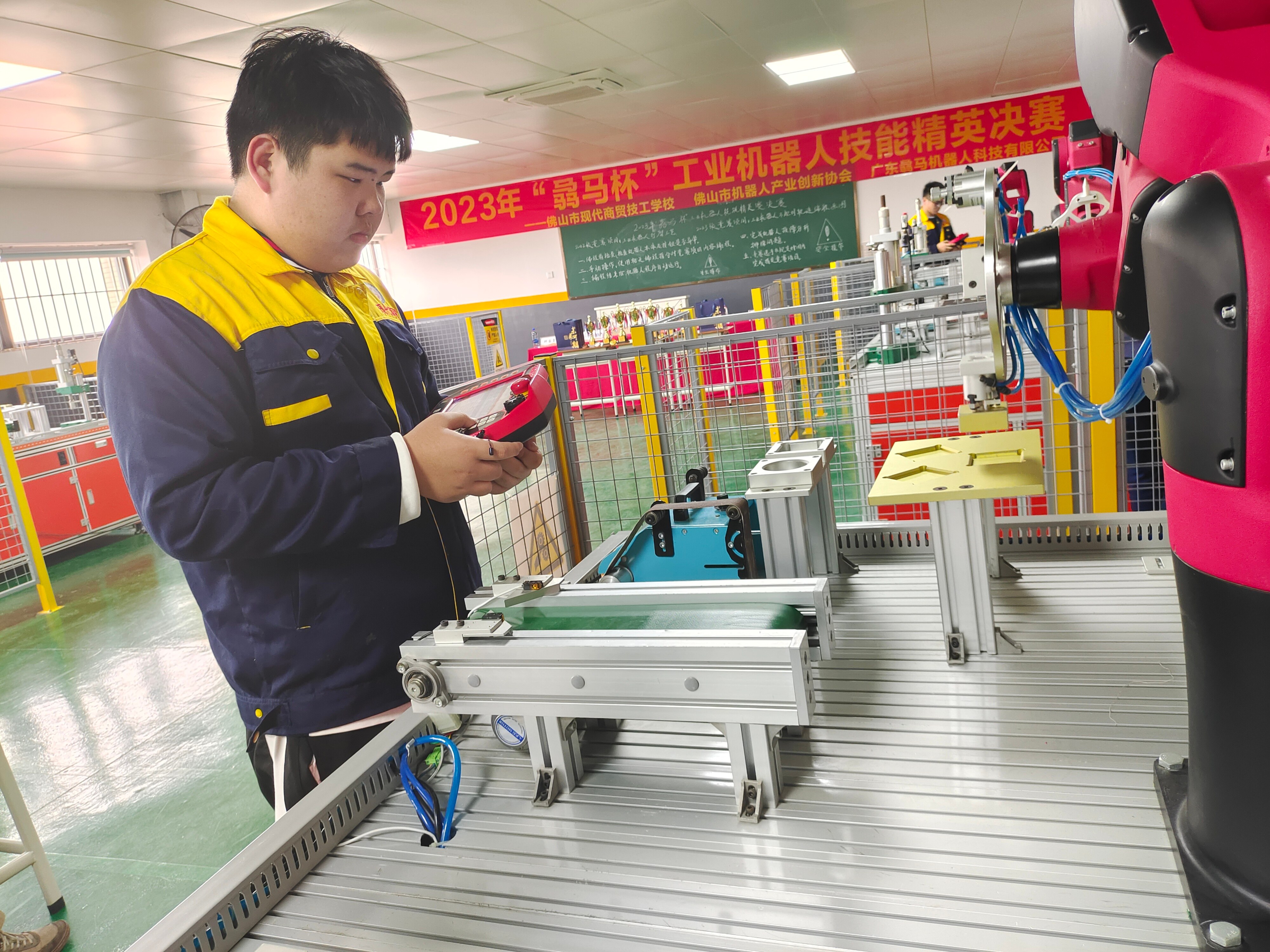 找工业机器人校企合作实施单位？看这份共建方案评审要点与价格行情汇总