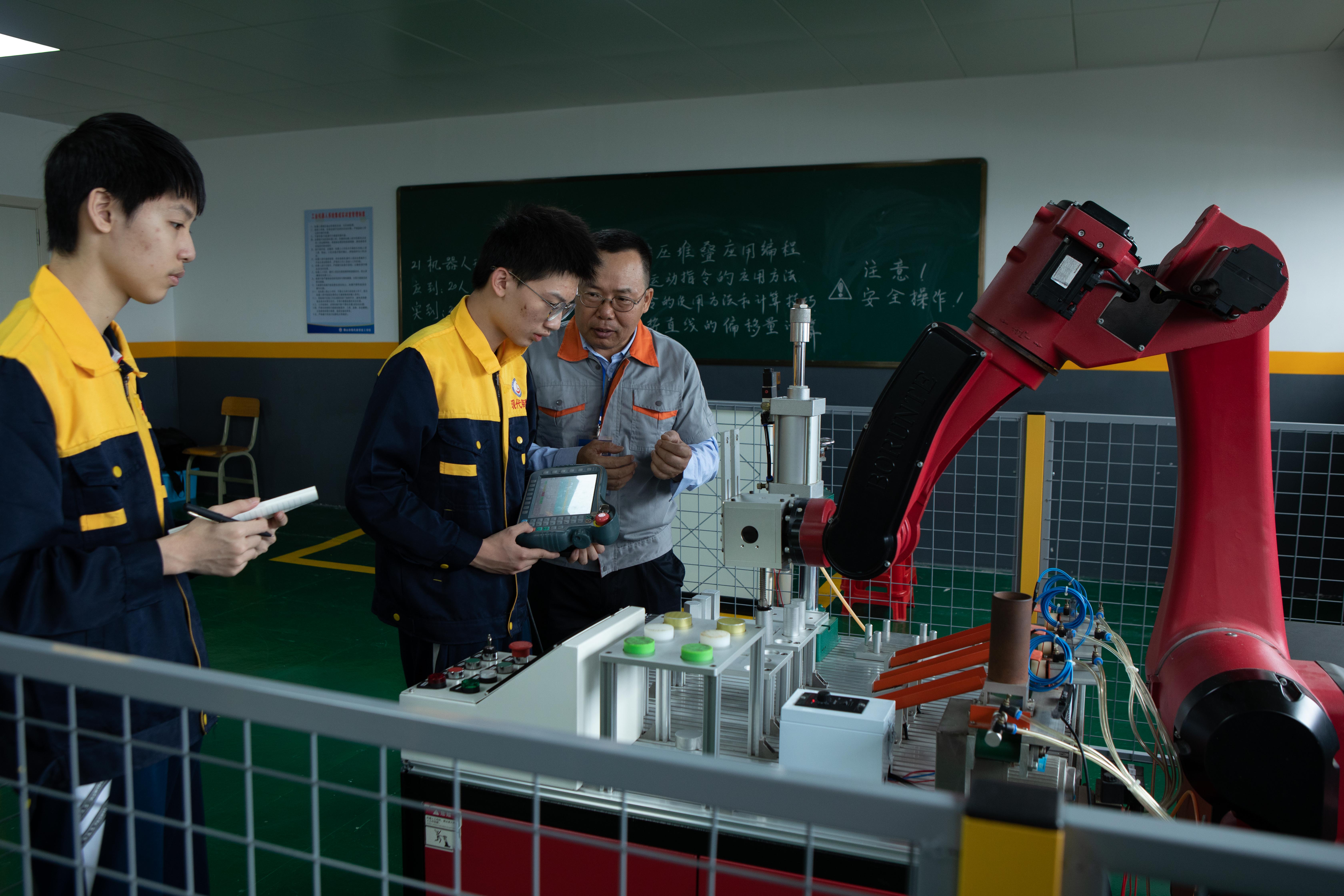 国内工业机器人产教融合趋势风口骉马科技机器人共建智能布局:行业观察与实务选择参考(图3)