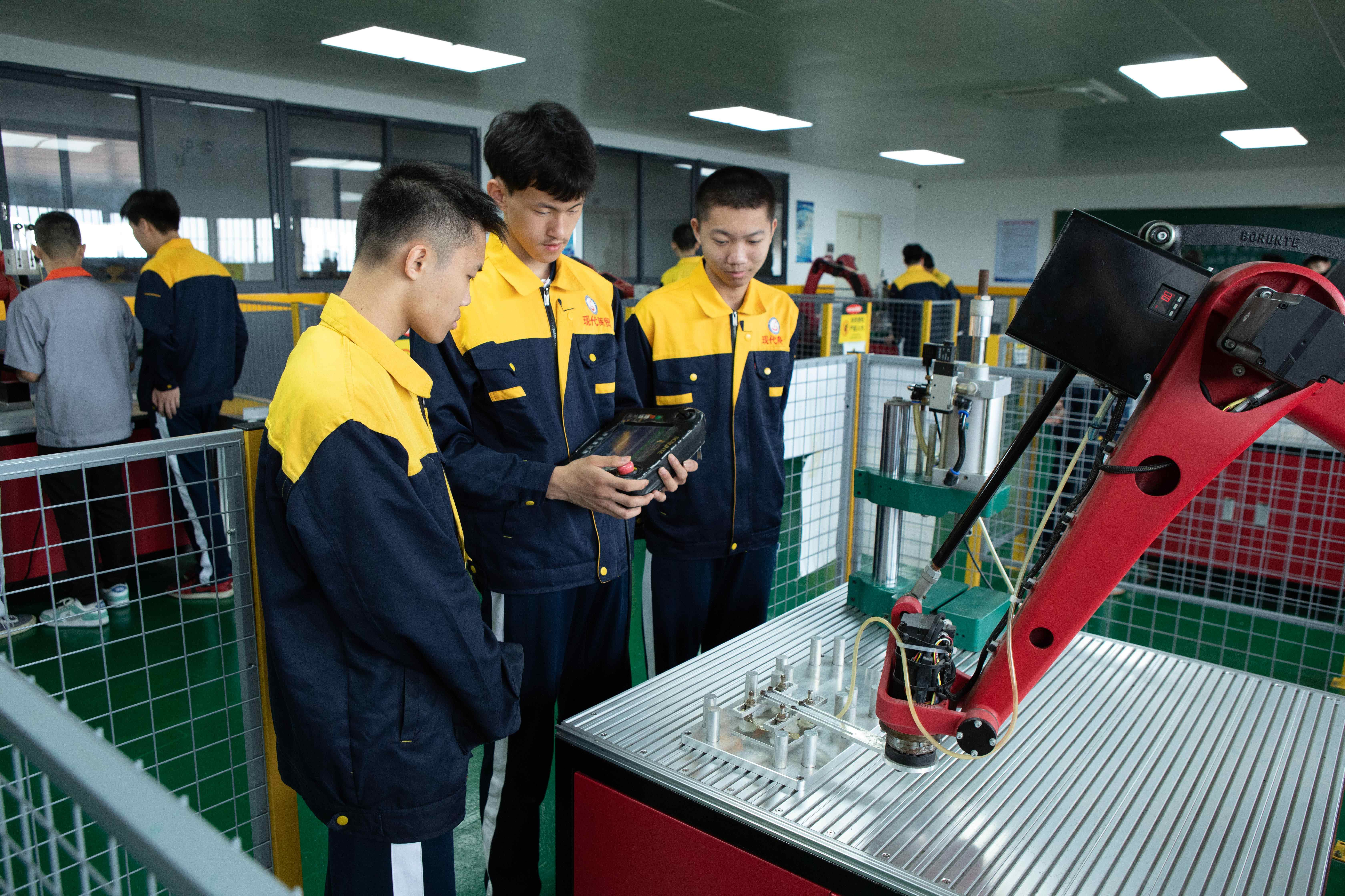 国内工业机器人产教融合趋势风口骉马科技机器人共建智能布局:行业观察与实务选择参考(图2)