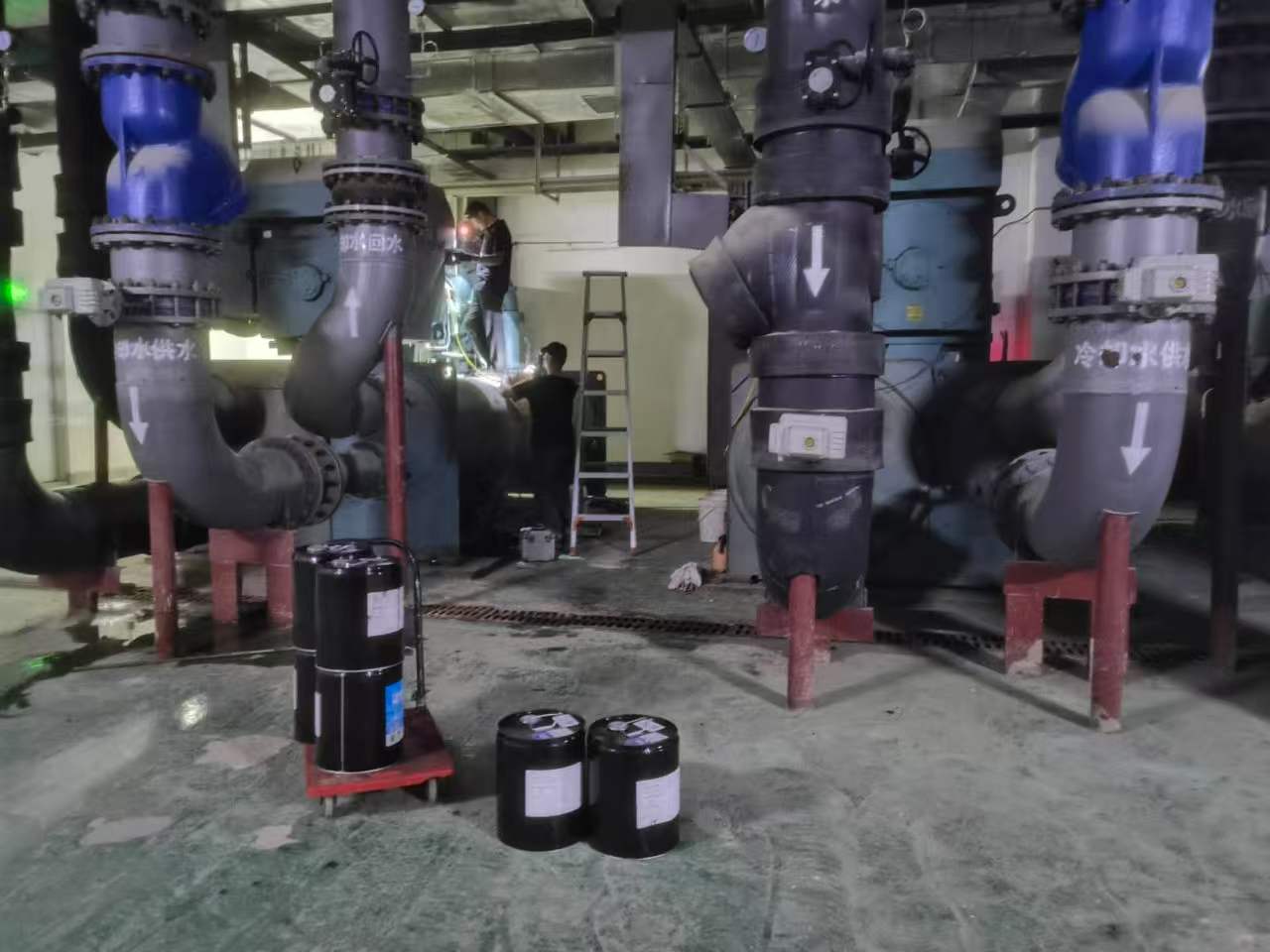 郑州润宝制冷 商用中央空调维修 风冷热泵机组冷媒泄漏检测 主机控制板更换(图2)