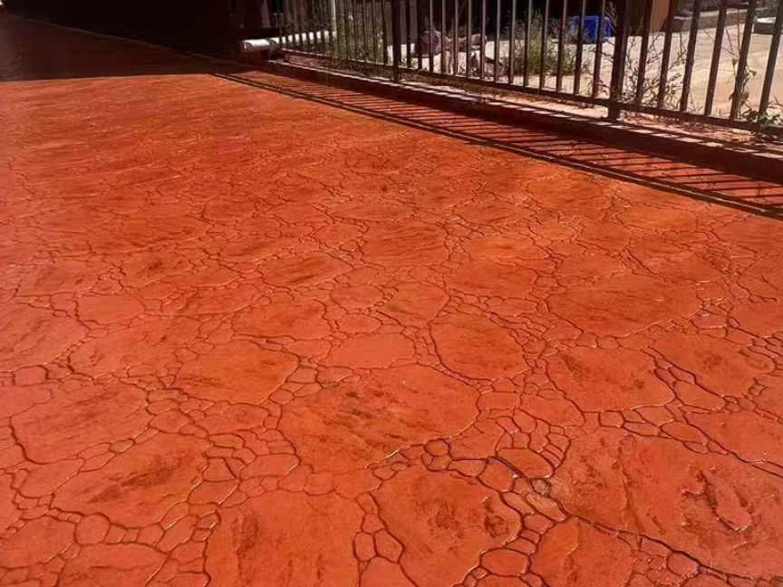 北京顺义压花地坪施工队哪家好？锦宝详解压花地坪的强度等级、伸缩缝切割间距及小区车库场景