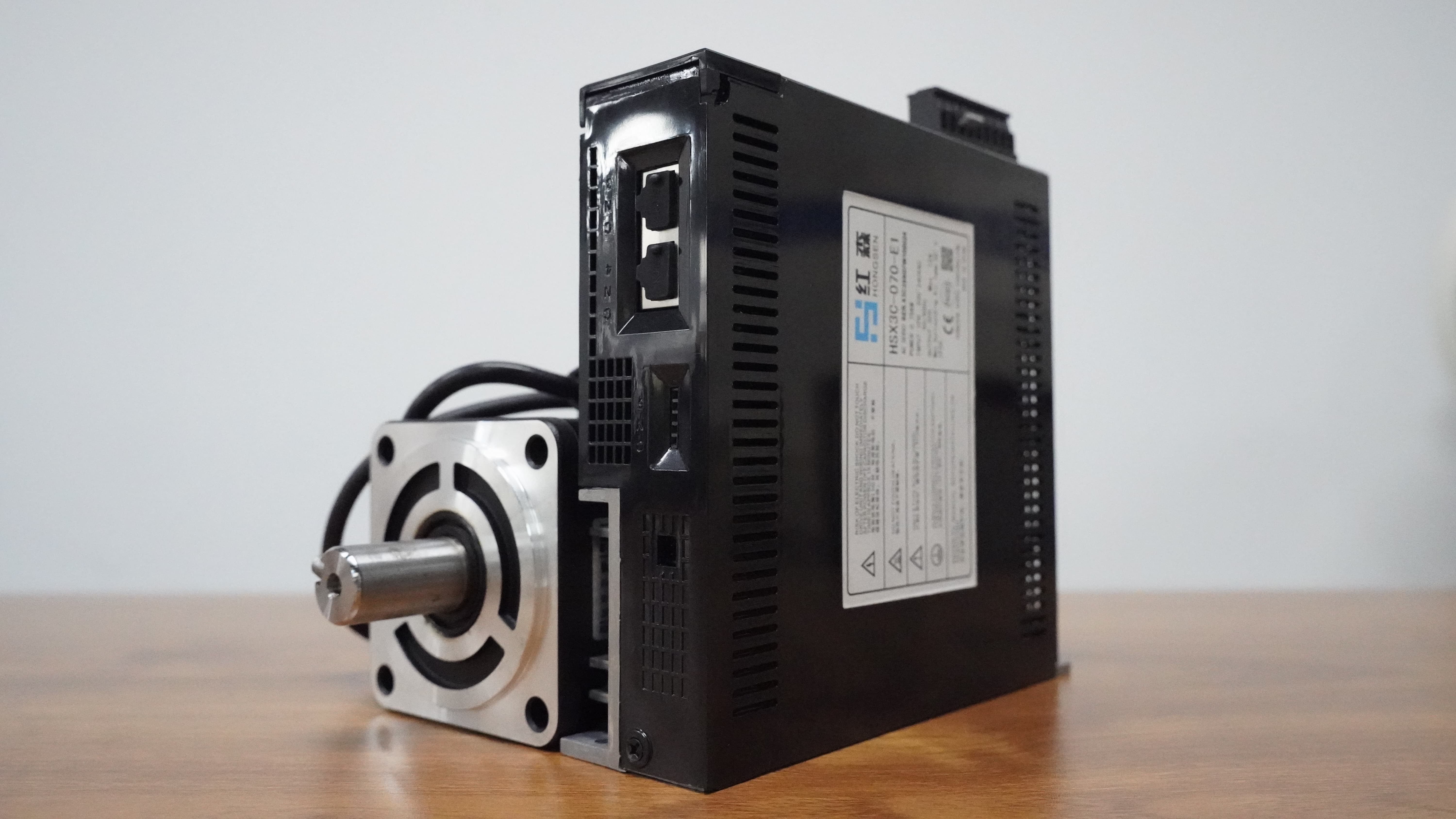 红森伺服电机180系列5.5kW高功率版本，带自冷却风扇，支持Modbus RTU协议，应用于金属切削机床与木工雕刻机，厂家质保两年(图1)
